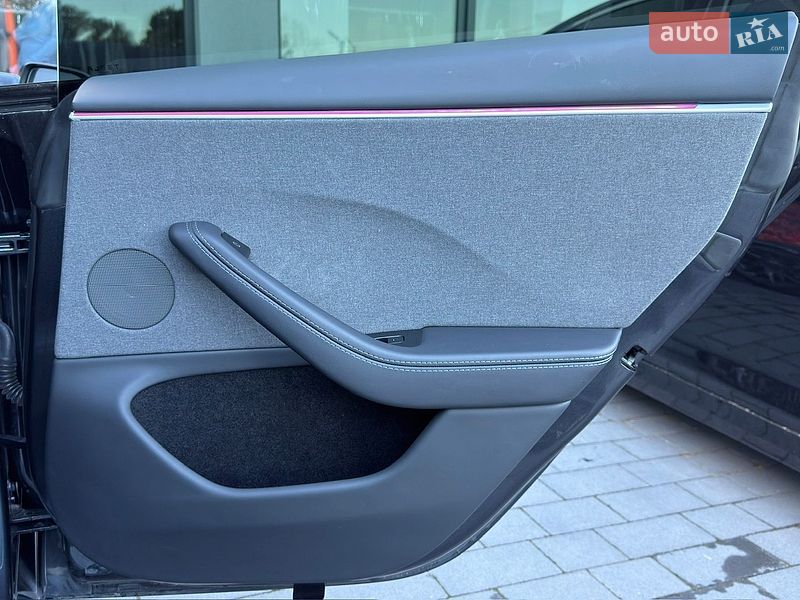 Седан Tesla Model 3 2025 в Черновцах
