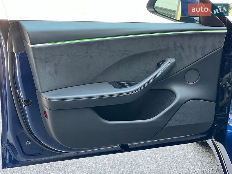 Седан Tesla Model 3 2024 в Києві