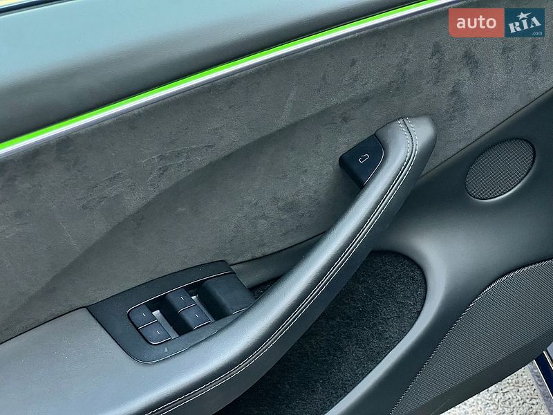 Седан Tesla Model 3 2024 в Києві