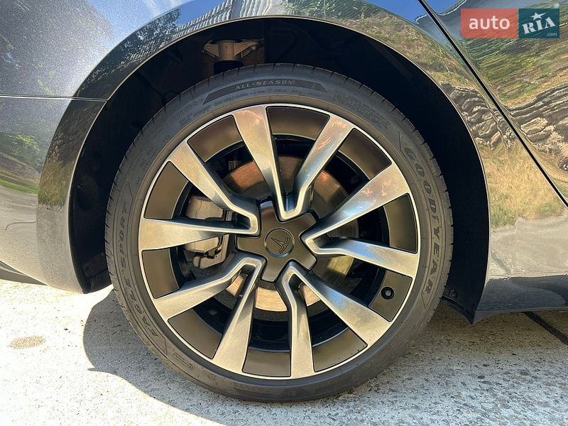 Седан Tesla Model 3 2024 в Ровно