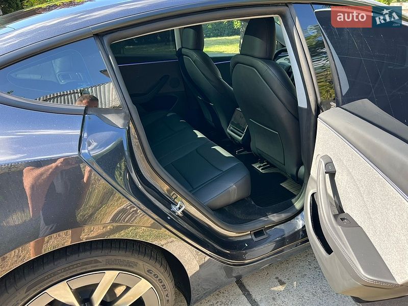Седан Tesla Model 3 2024 в Ровно
