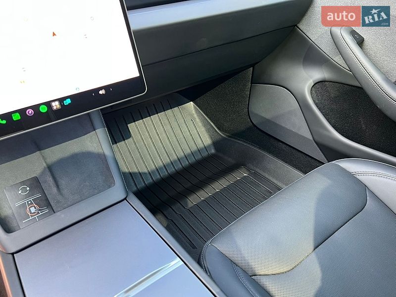 Седан Tesla Model 3 2024 в Ровно