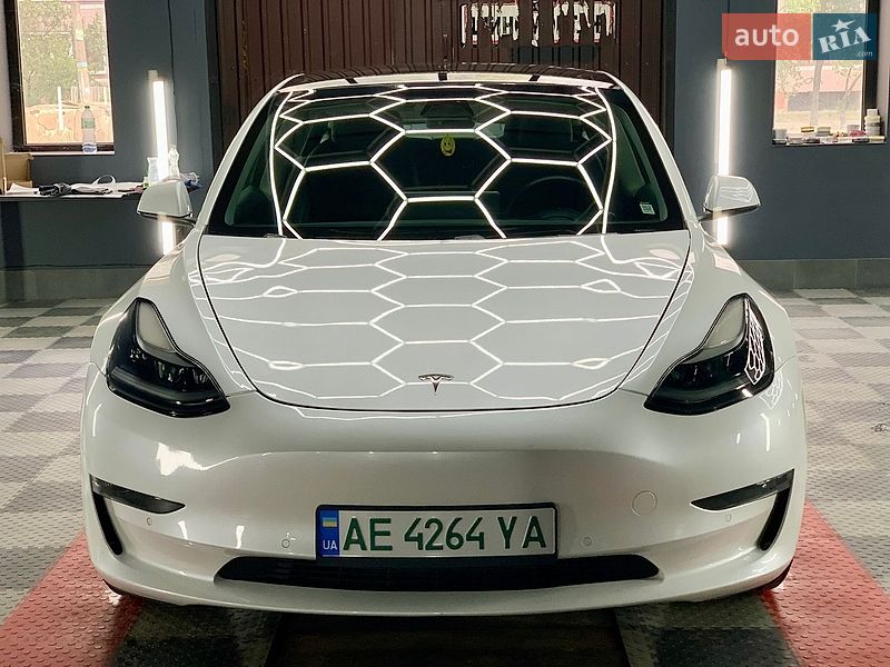 Седан Tesla Model 3 2021 в Кам'янському