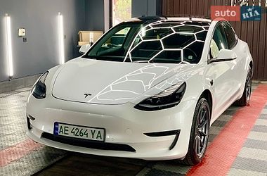 Седан Tesla Model 3 2021 в Кам'янському