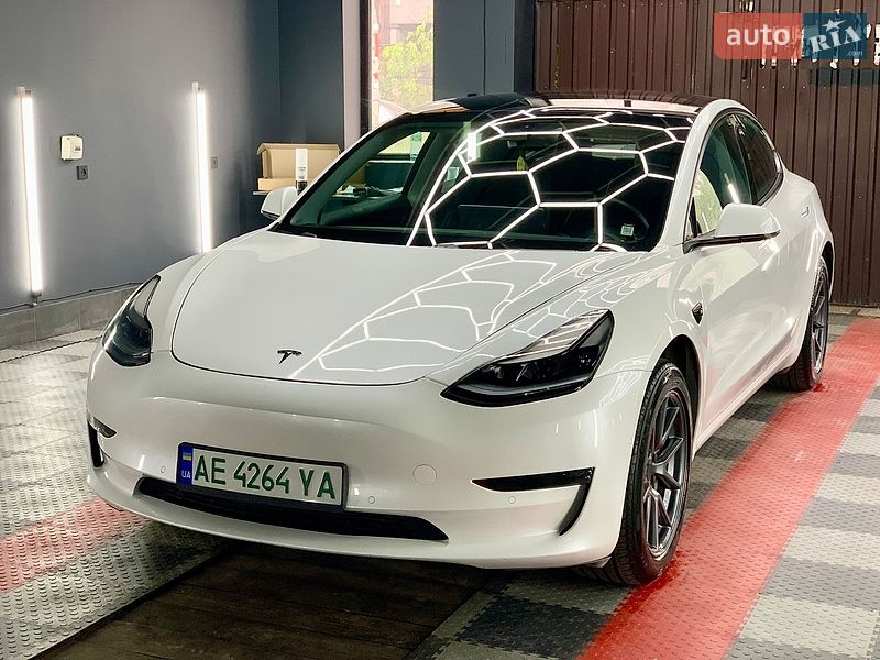 Седан Tesla Model 3 2021 в Кам'янському