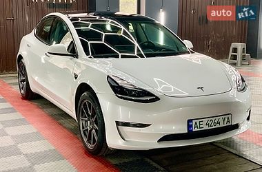 Седан Tesla Model 3 2021 в Кам'янському