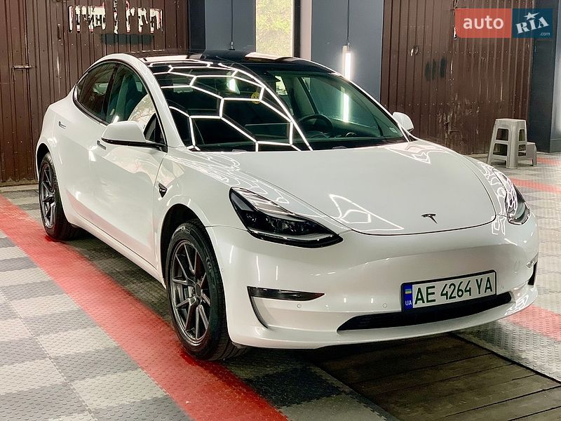 Седан Tesla Model 3 2021 в Кам'янському