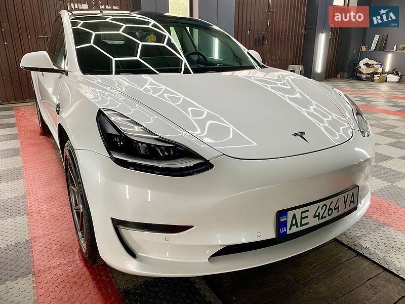 Седан Tesla Model 3 2021 в Кам'янському