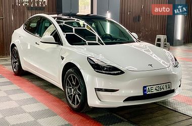 Седан Tesla Model 3 2021 в Кам'янському