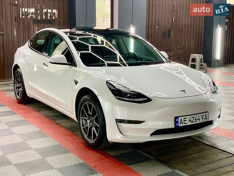 Седан Tesla Model 3 2021 в Кам'янському