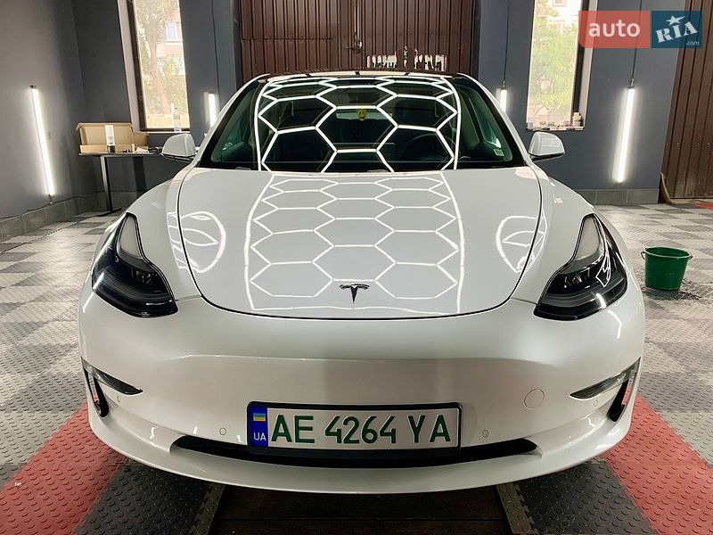 Седан Tesla Model 3 2021 в Кам'янському
