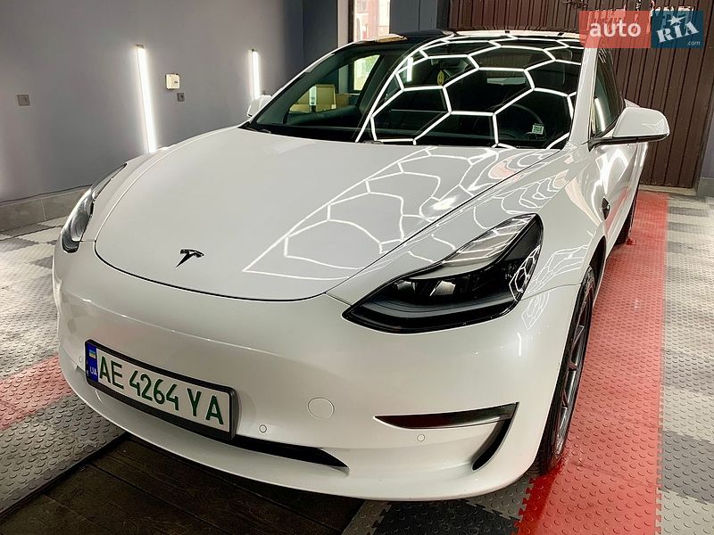 Седан Tesla Model 3 2021 в Кам'янському