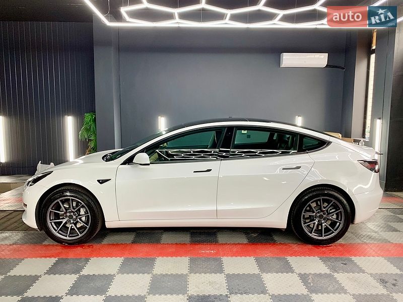 Седан Tesla Model 3 2021 в Кам'янському