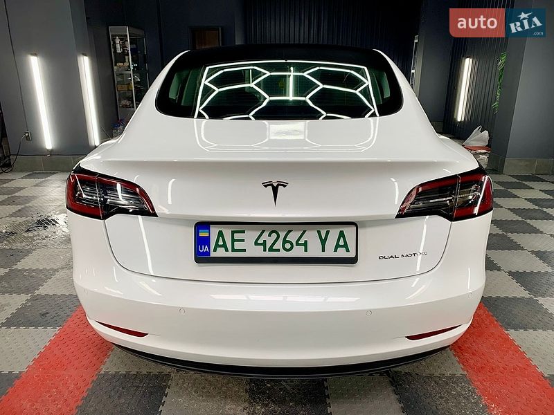 Седан Tesla Model 3 2021 в Кам'янському