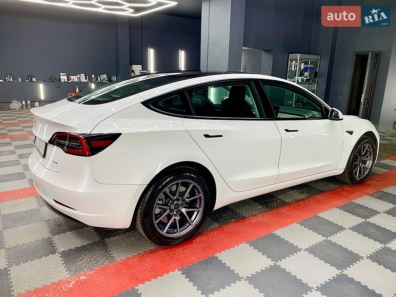 Седан Tesla Model 3 2021 в Кам'янському