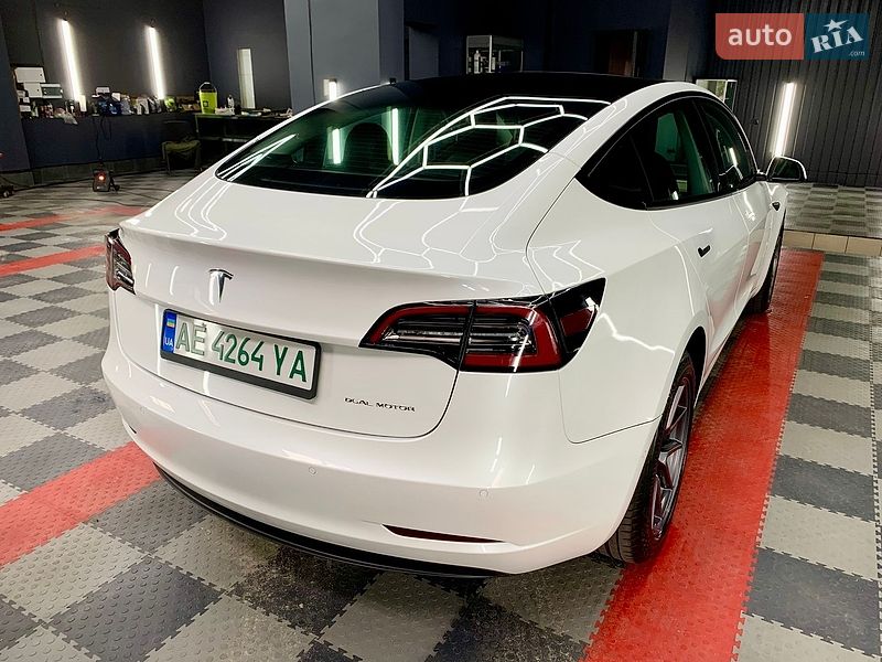 Седан Tesla Model 3 2021 в Кам'янському
