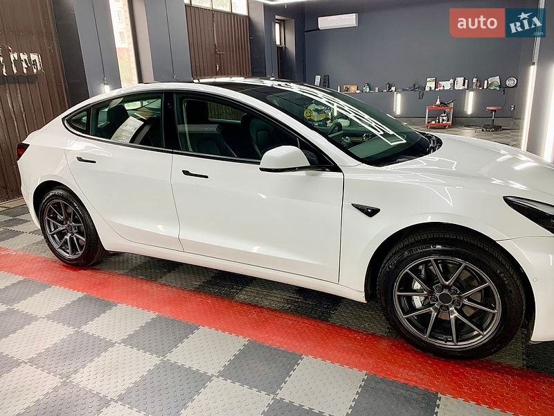 Седан Tesla Model 3 2021 в Кам'янському