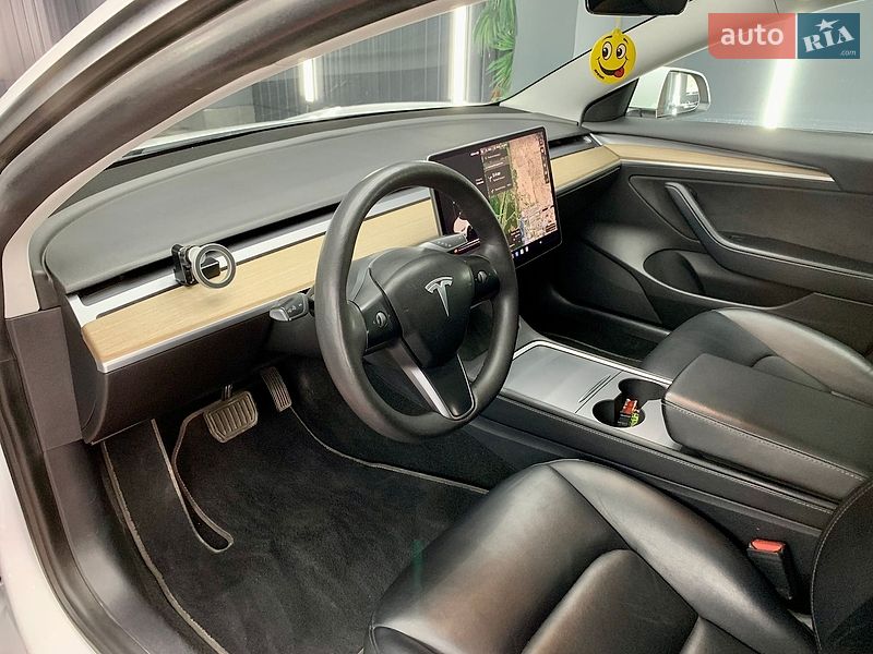 Седан Tesla Model 3 2021 в Кам'янському