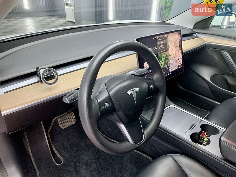 Седан Tesla Model 3 2021 в Кам'янському