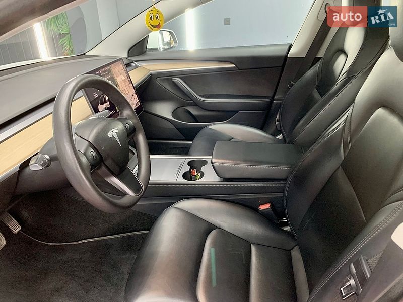 Седан Tesla Model 3 2021 в Кам'янському