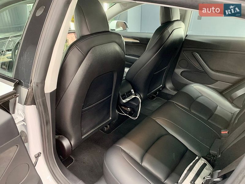 Седан Tesla Model 3 2021 в Кам'янському