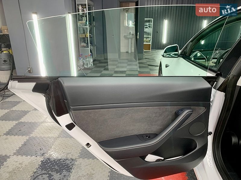 Седан Tesla Model 3 2021 в Кам'янському
