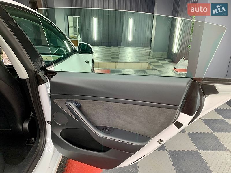 Седан Tesla Model 3 2021 в Кам'янському