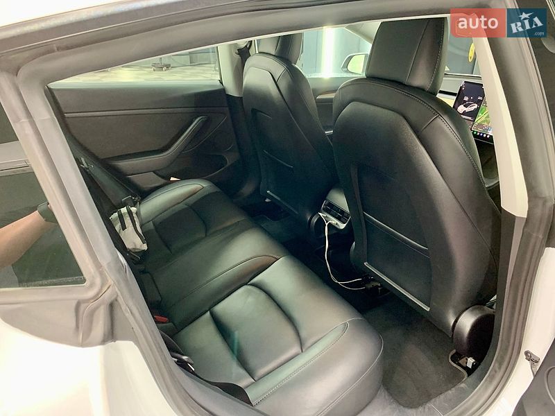 Седан Tesla Model 3 2021 в Кам'янському