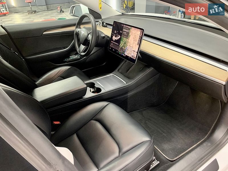 Седан Tesla Model 3 2021 в Кам'янському