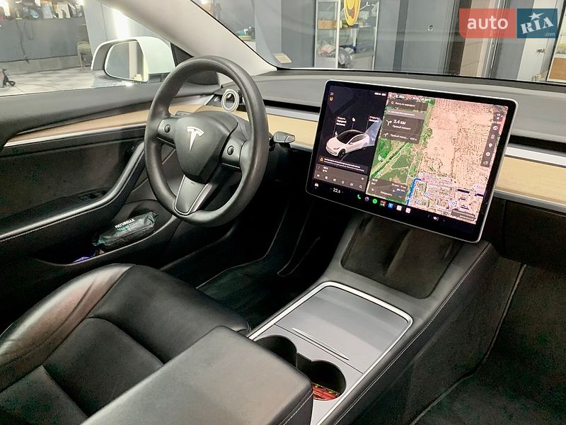 Седан Tesla Model 3 2021 в Кам'янському