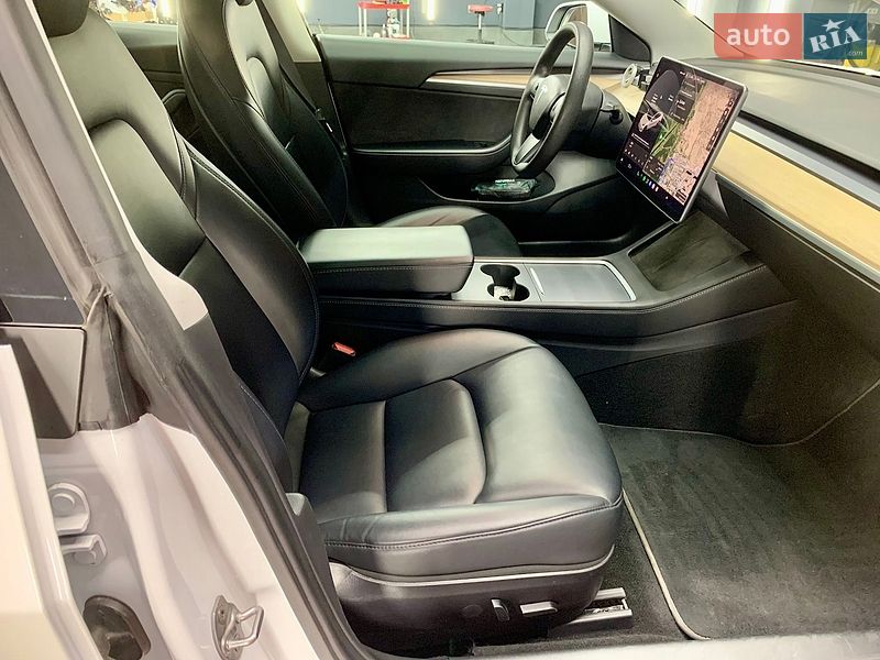 Седан Tesla Model 3 2021 в Кам'янському
