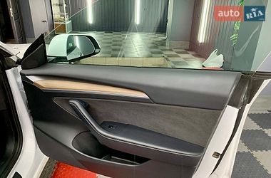 Седан Tesla Model 3 2021 в Кам'янському
