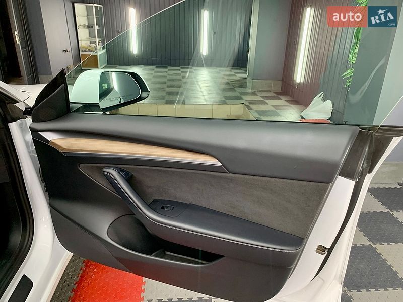 Седан Tesla Model 3 2021 в Кам'янському