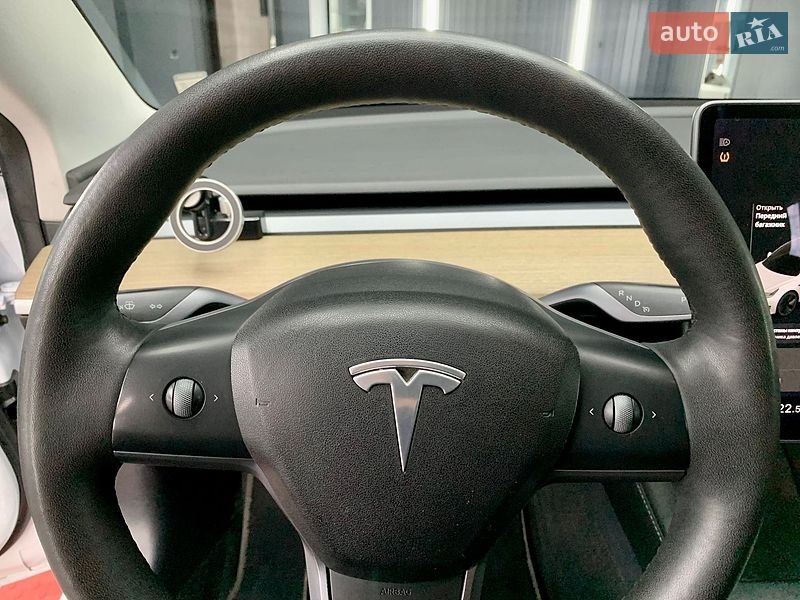 Седан Tesla Model 3 2021 в Кам'янському