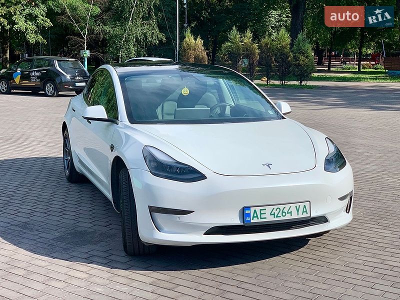 Седан Tesla Model 3 2021 в Кам'янському