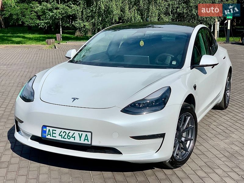 Седан Tesla Model 3 2021 в Кам'янському