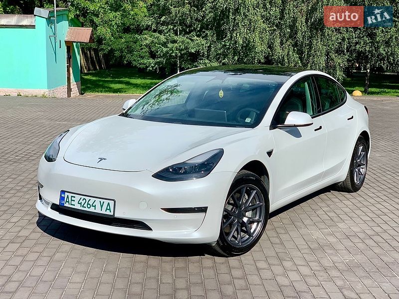 Седан Tesla Model 3 2021 в Кам'янському