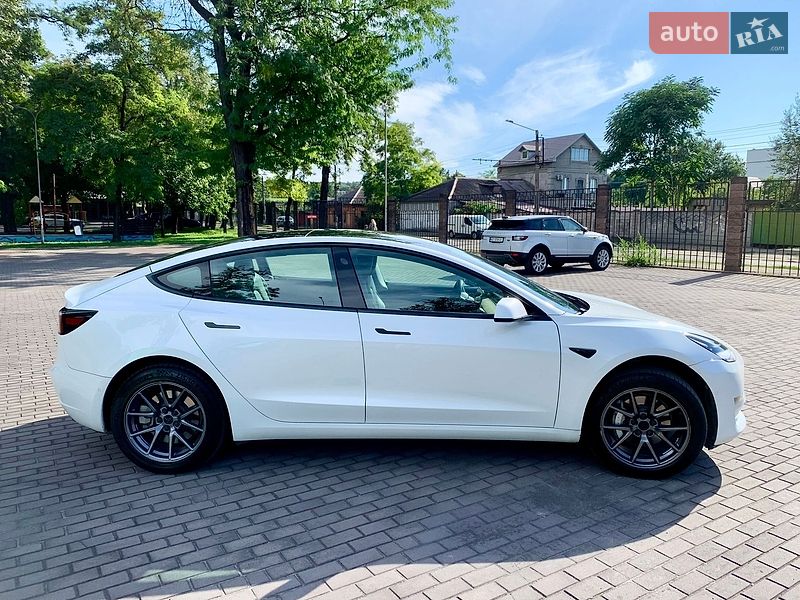 Седан Tesla Model 3 2021 в Кам'янському