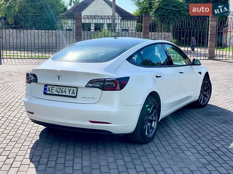 Седан Tesla Model 3 2021 в Кам'янському
