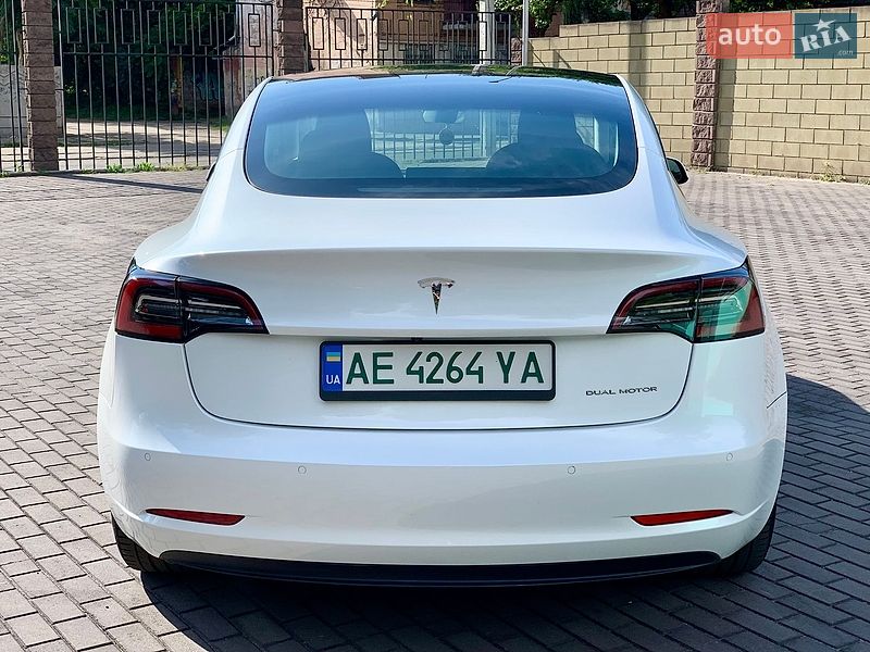 Седан Tesla Model 3 2021 в Кам'янському