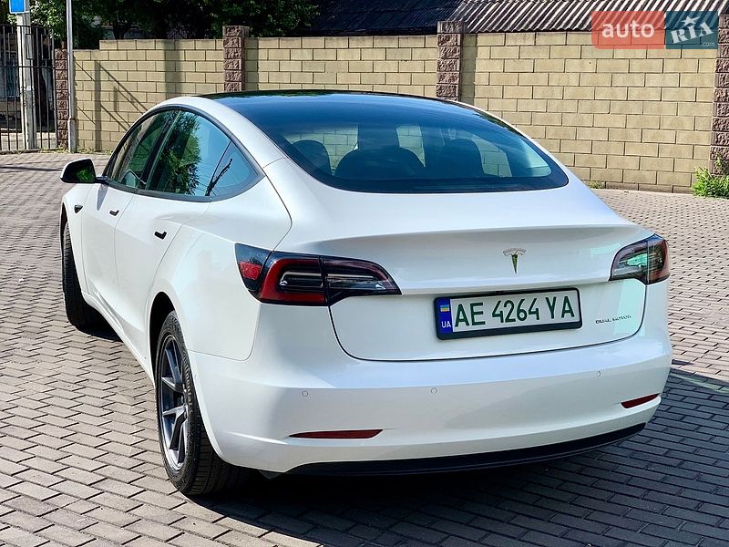 Седан Tesla Model 3 2021 в Кам'янському