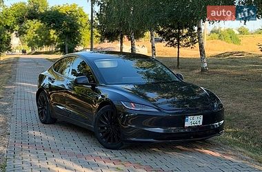 Седан Tesla Model 3 2024 в Черновцах