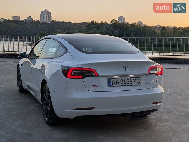 Седан Tesla Model 3 2022 в Киеве