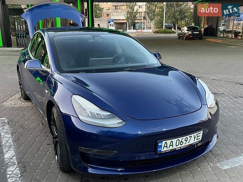 Седан Tesla Model 3 2020 в Києві