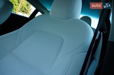 Седан Tesla Model 3 2024 в Дрогобичі