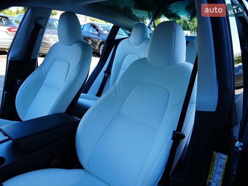 Седан Tesla Model 3 2024 в Дрогобичі
