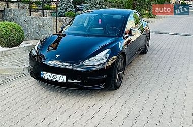 Седан Tesla Model 3 2019 в Чернівцях