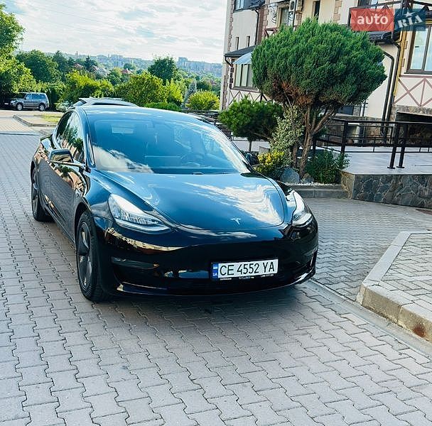 Седан Tesla Model 3 2019 в Чернівцях