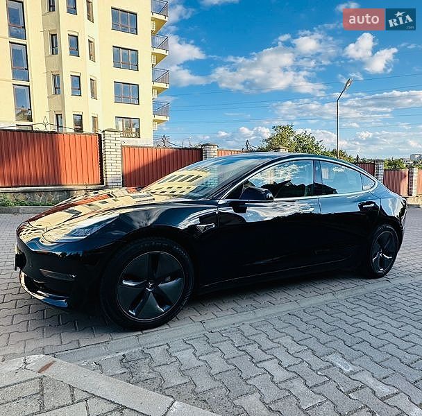 Седан Tesla Model 3 2019 в Черновцах