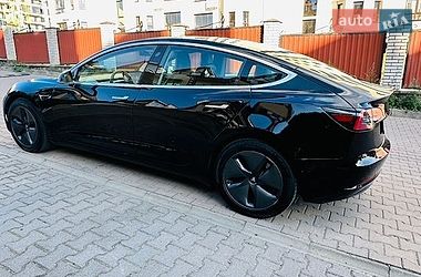 Седан Tesla Model 3 2019 в Чернівцях